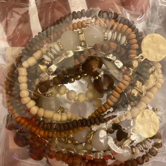 NWT LAYERED BRACELET SET - Picture 8 of 8